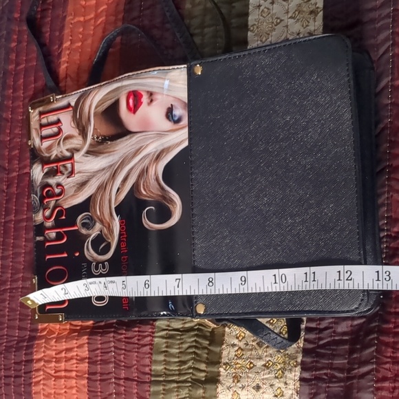 Crossbody/shoulder strap adj. Mid sized bag, w/ with zipper closure, zip pouch - Picture 9 of 11